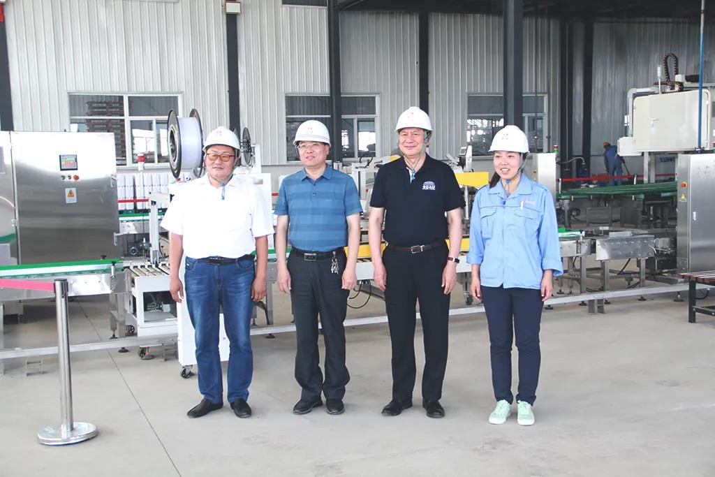  Li Fuguang, Director of China Cotton Institute, and Professor Lan Yubin from South China Agricultural University visited Hebi Quanfeng to guide the work